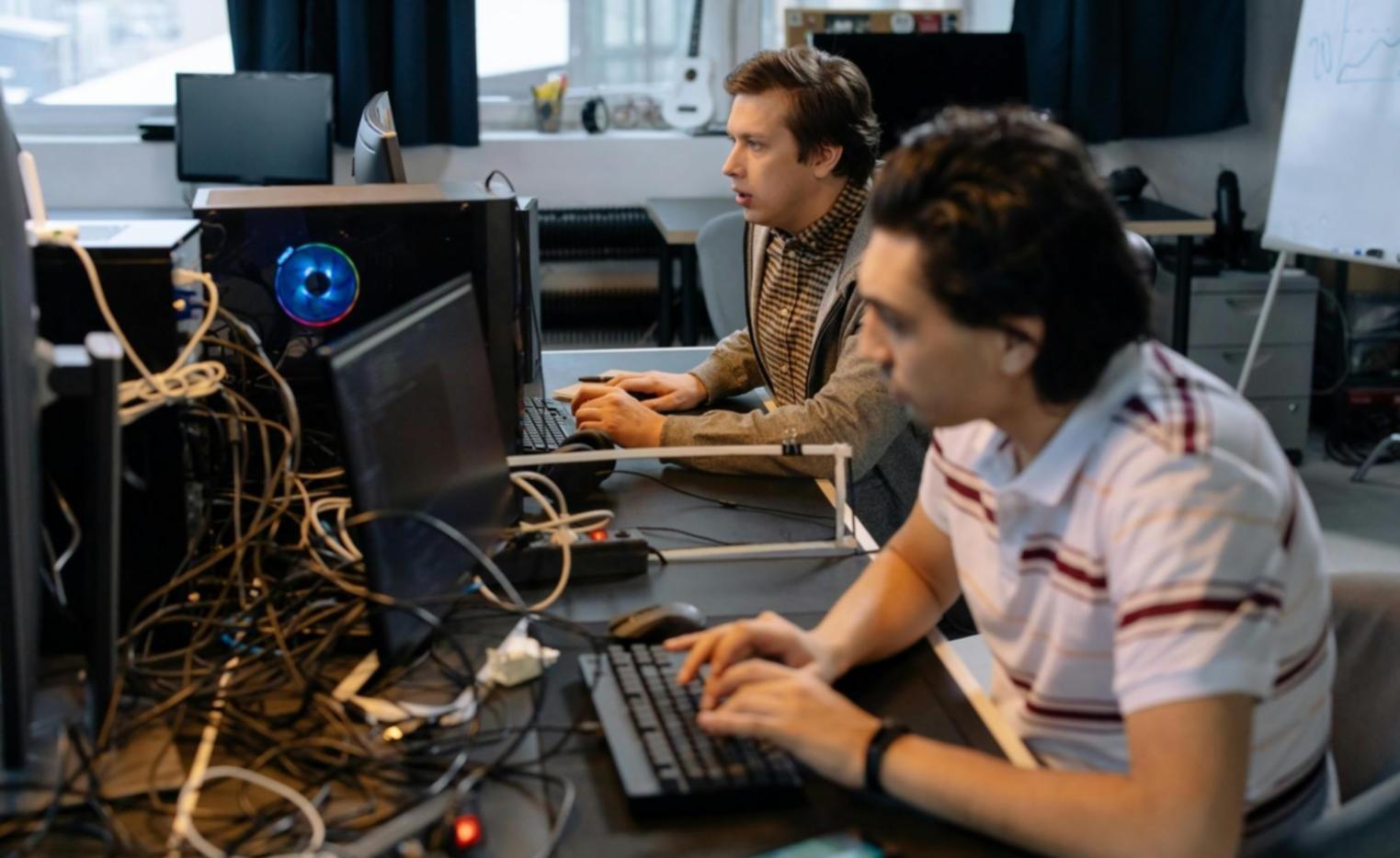 Arbeitsszene: Laptop und Notizen beim Entwickeln eines KI-gestützten Lernkonzepts